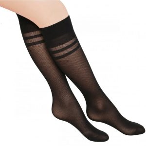 Zwarte micronet kniekousen 20 denier van Leggielegz op een model.