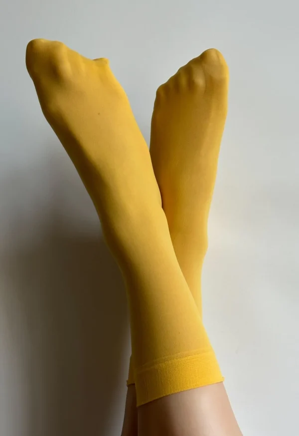 Katrin_40_den_sokken in_geel - gele enkelsokken