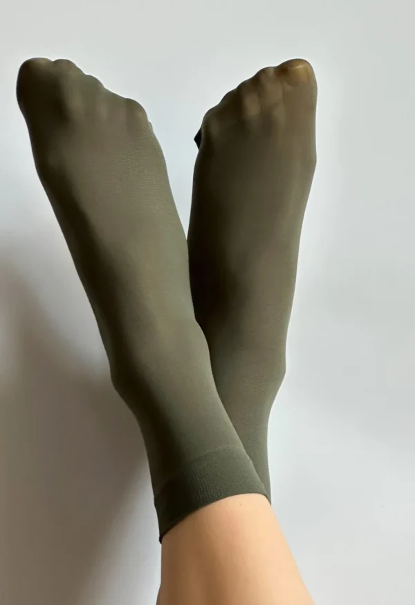 Katrin_40_den_sokken in_Olivo - sokken in olijf groen