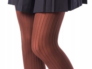 Close-up van de Leggielegz 100 Denier panty in cacao bruin met een verticaal 3D-lijnenpatroon