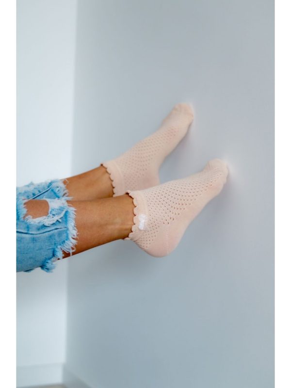 Perzik kleurige sokken met wit strikje aan de enkel