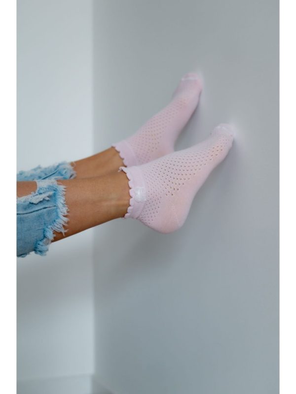 Roze sokken met wit strikje aan de enkel