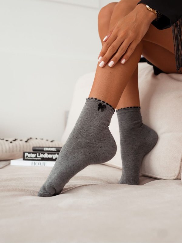 grijze -melange sokken met stippen en strikje