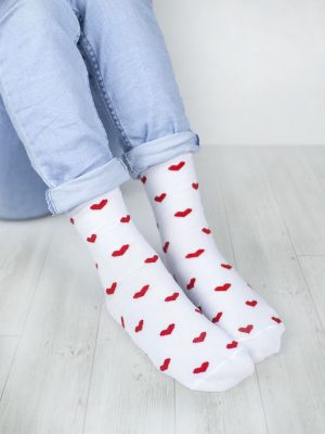 Witte katoenen sokken met rode hartjes patroon voor dames