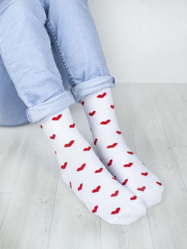 women-s-little-hearts-pattern-socks witte sokken met rode hartjes