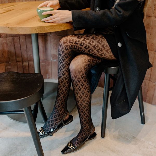 Fiore Bisette 30 den panty met trendy geometrisch ruit- en chevronmotief
