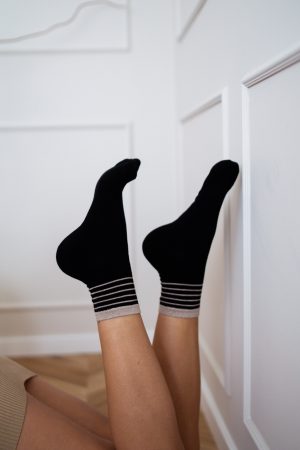 Katoenen sokken in zwart met metallic gestreepte boord,